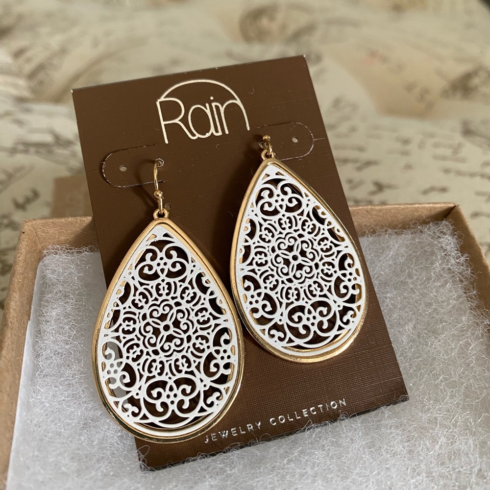 Rain gold and white tone earrings